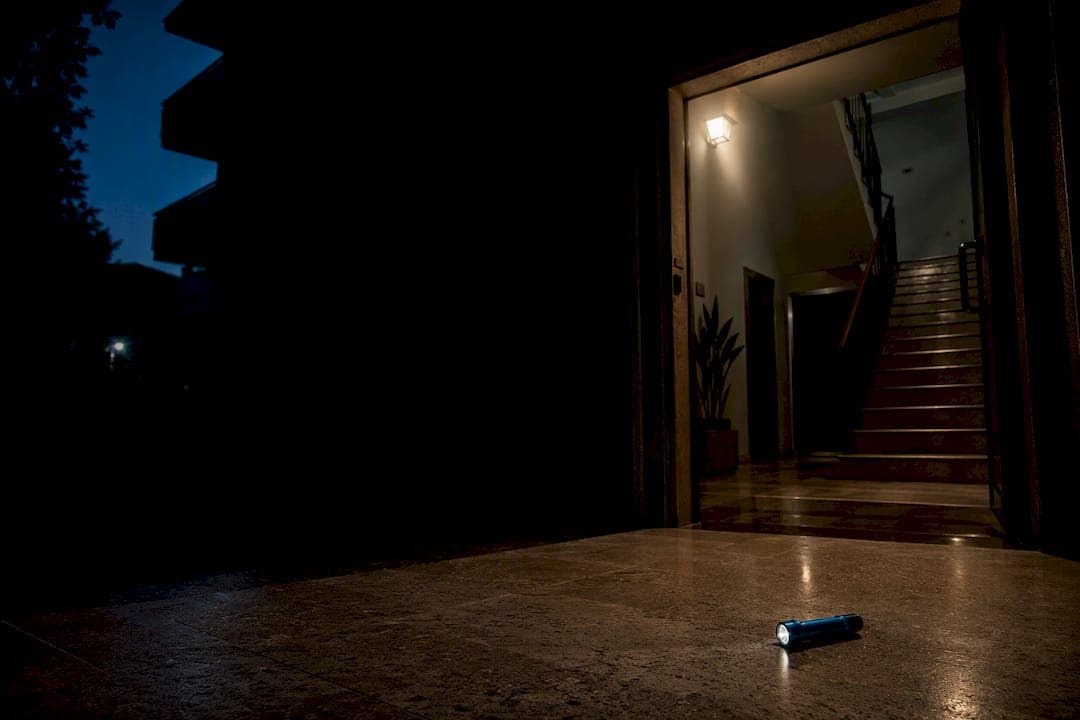 Blackout in Italia: chi chiamare e cosa verificare in 1 minuto