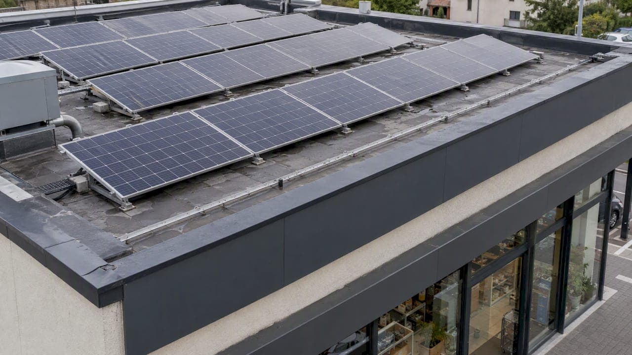 Fotovoltaico per negozi: conviene installarlo nel tuo punto vendita?